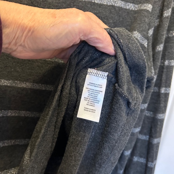 Metallic Silver Striped Gray Sweater - Pullover Size L - Picture 7 of 7